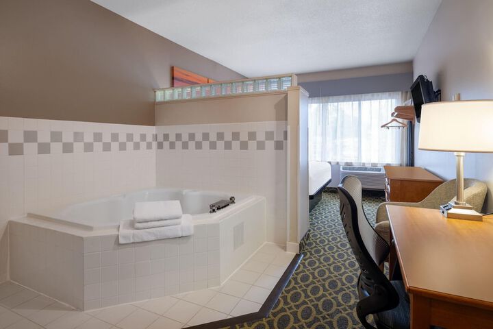 Days Inn & Suites by Wyndham Madison