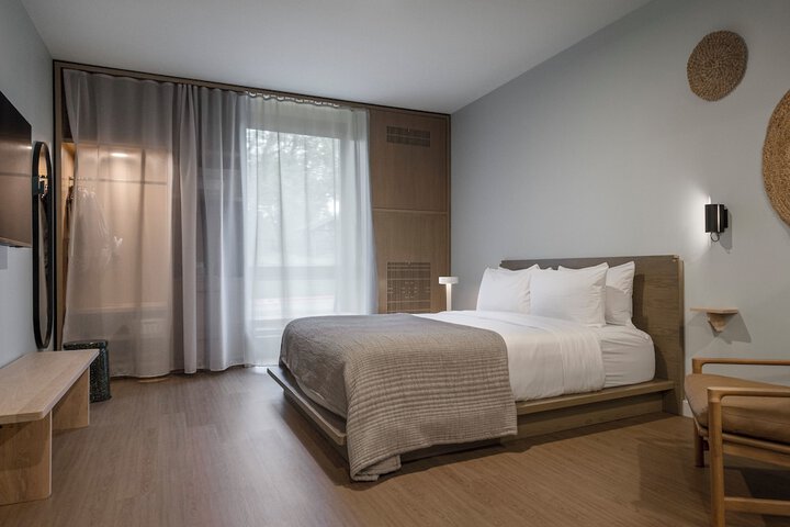 Stonebreaker Hotel