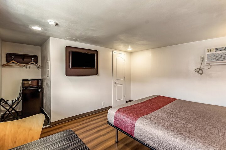 Room 10 of 32