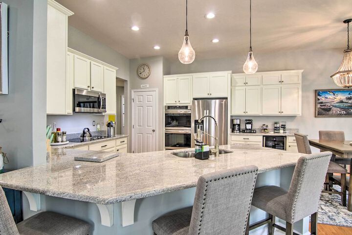 5 Mi to Bethany Beach: Chic Home w / Grill!