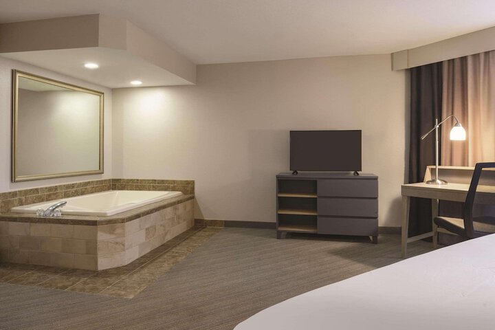 Country Inn & Suites by Radisson Germantown, WI