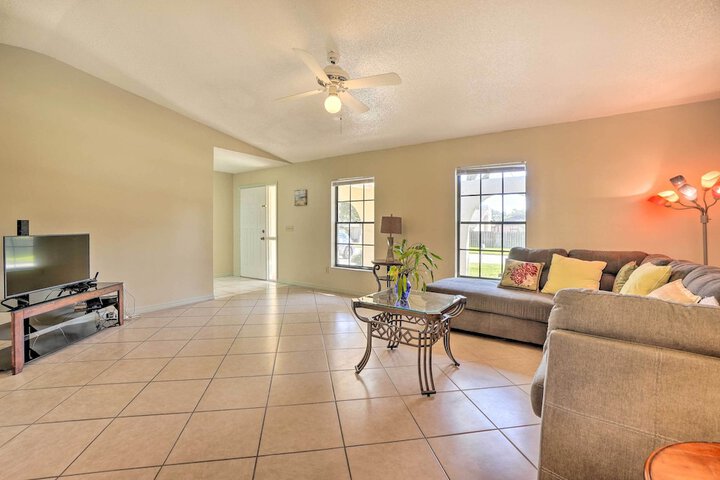 3 Mi to Philippe Park & Pier: Stunning Retreat