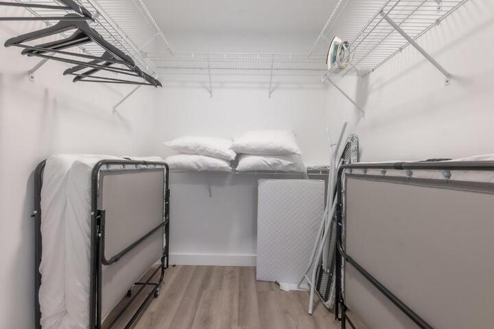 Opulence in Olive with Free Parking 2 BR 2 baths Suite, 5 beds and Sleeps 8