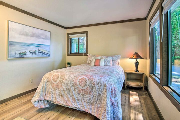 Coos Bay Cottage w / Fireplace & BBQ Patio!