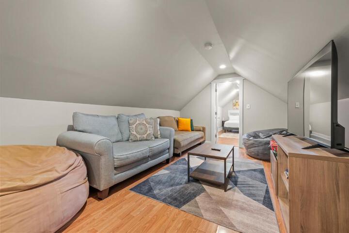 2-Story Stay with Game Lounge & Free Parking Spots - 5 mins to NYC Train