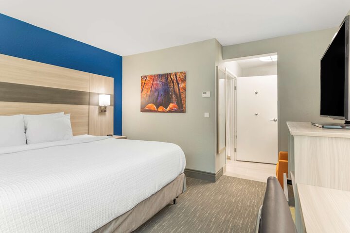 Best Western Plus Cleveland Inn & Suites