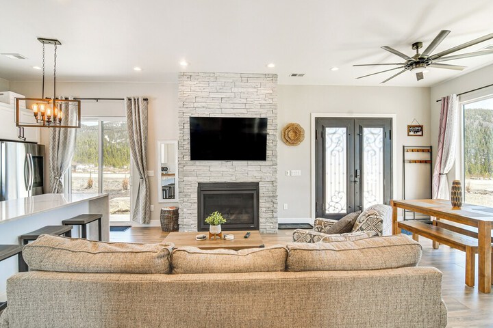 Romantic Mountain Retreat w / Scenic Views!