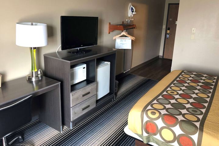 Super 8 by Wyndham Milwaukee Airport
