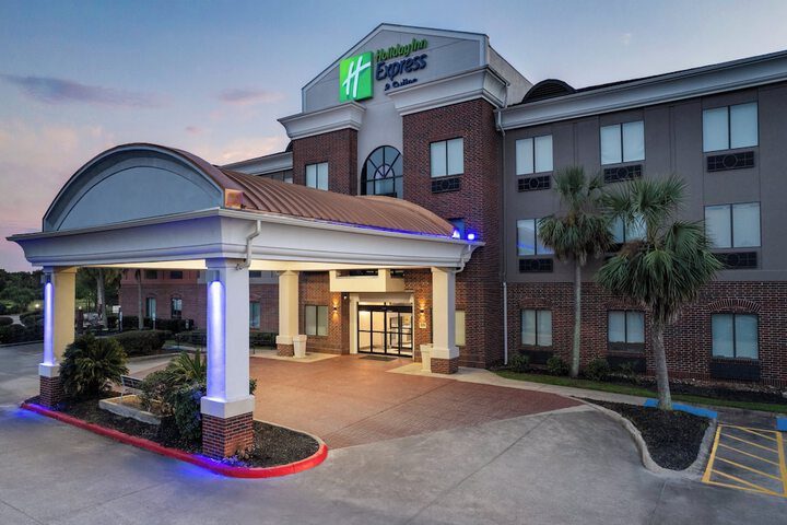 Holiday Inn Express Hotel & Suites Winnie by IHG