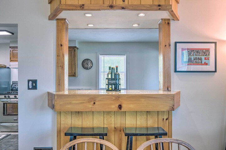 Watkins Glen Lakeview Cottage w / Waterfall!