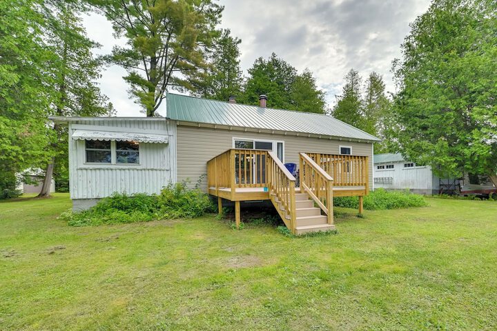 Lakefront Michigan Abode w / Deck & Fire Pit!