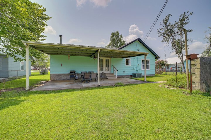 Walk to Lake Parks & Dining: Eufala Family Home!