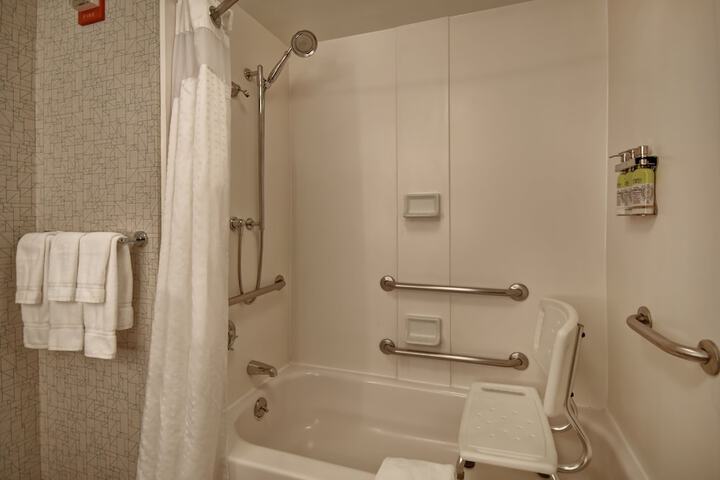 Holiday Inn Express Newport North - Middletown by IHG