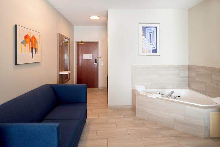 Holiday Inn Express Hotel & Suites Fort Atkinson by IHG