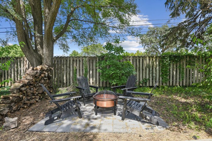 Iowa City 4br Backyard Walk To Stadium 4 Bedroom Home