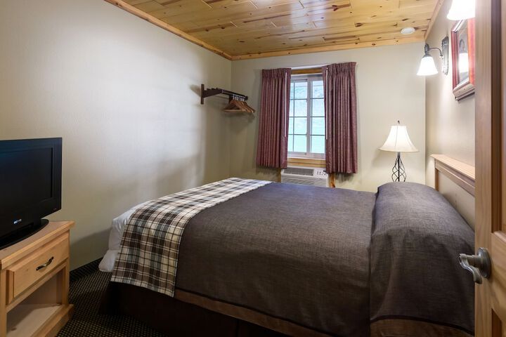 Rock Crest Lodge & Cabins