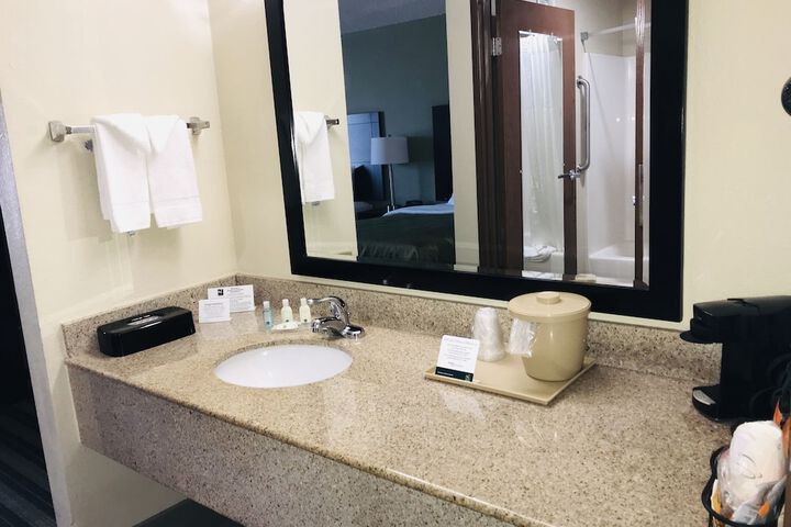 Room 17 of 33