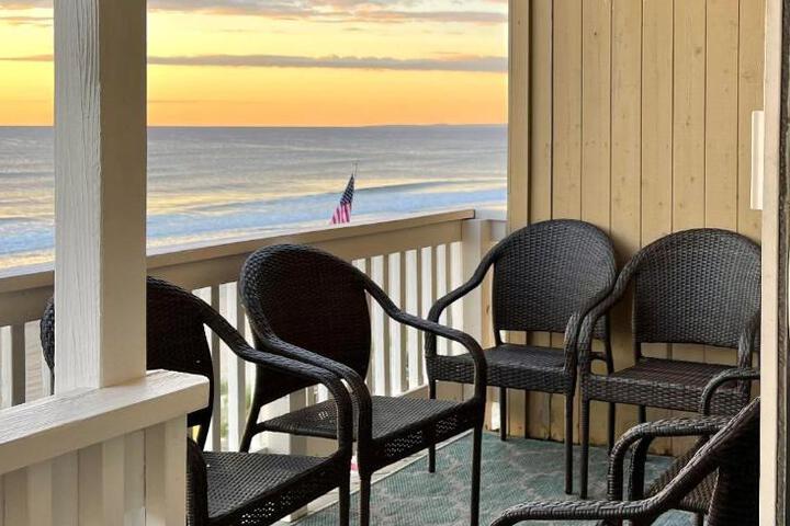 Oceanfront Penthouse with Family & Friends