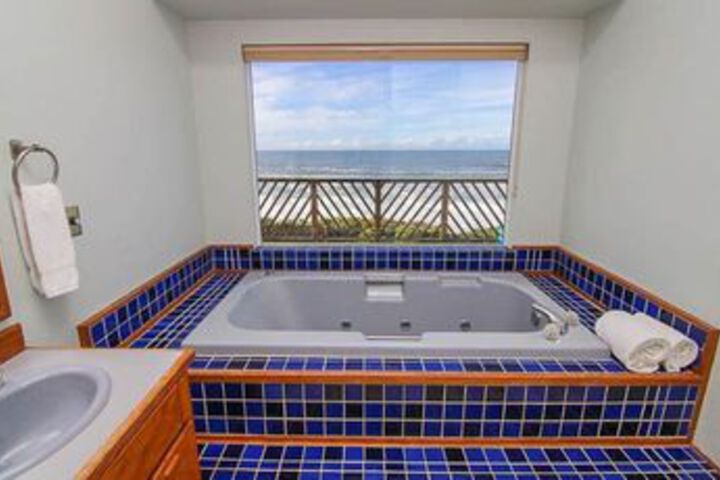 North Jetty 3 Br home by RedAwning