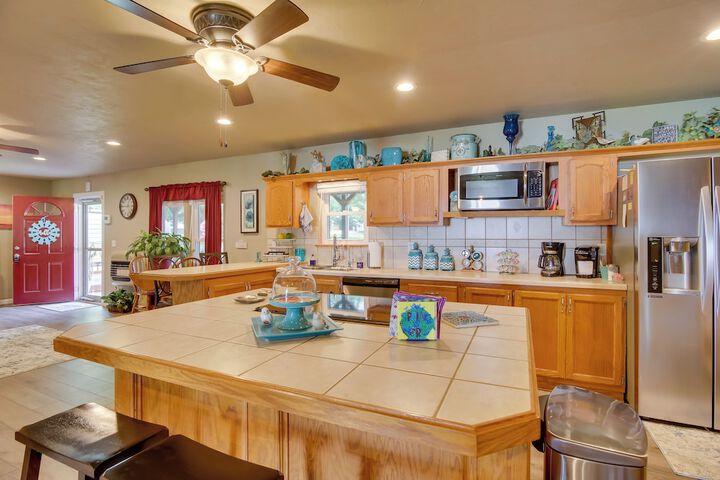 Cozy Lake Eufaula Hideaway w / Fire Pit & Hot Tub!