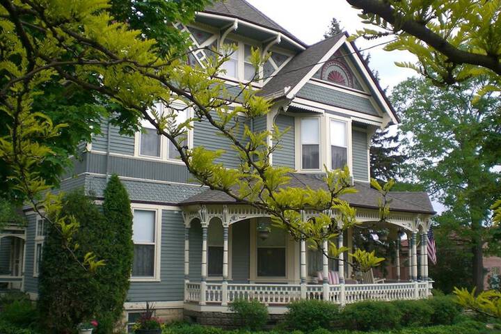 Aurora Staples Inn