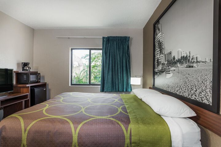 Room 12 of 16