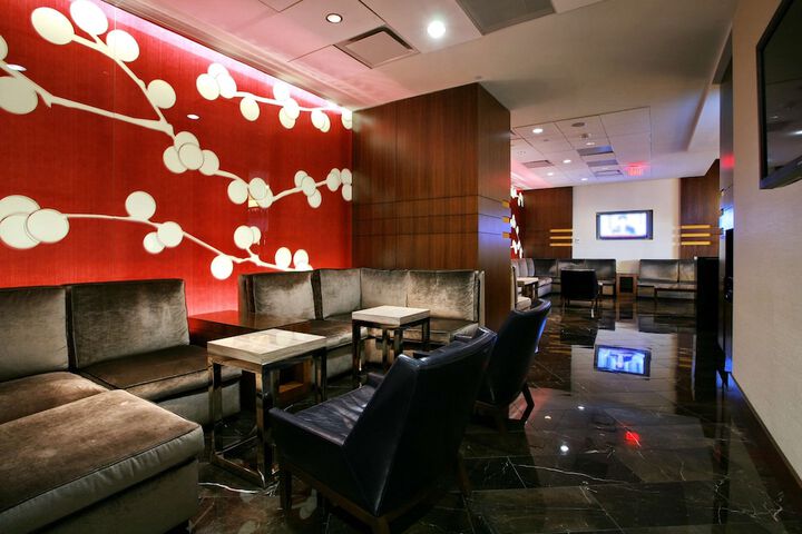 Lounge 31 of 38