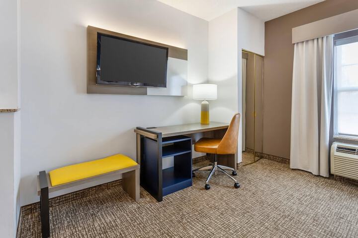 Comfort Suites East Brunswick - South River
