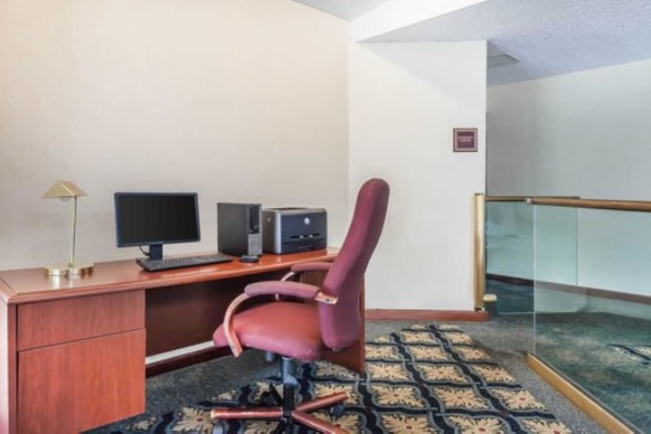 Business Center 23 of 26