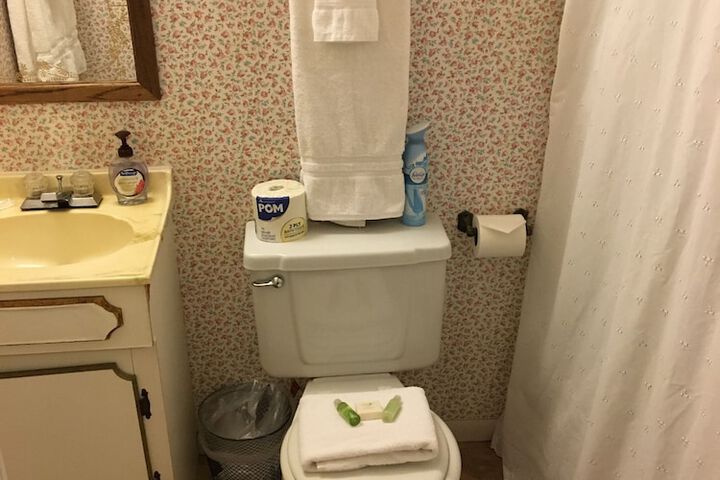 Room 32 of 82