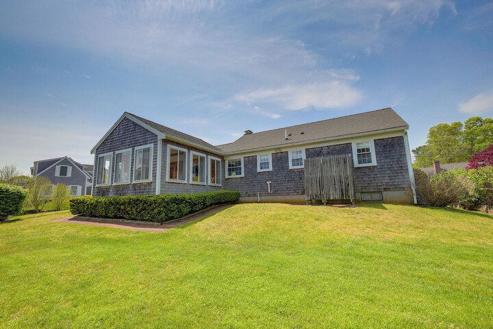 1 Mi to Beach: Quiet West Dennis Escape w / Sunroom