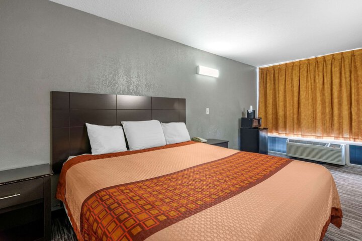 Room 25 of 28