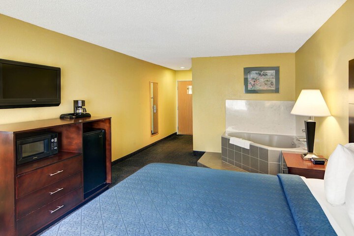 Room 12 of 28