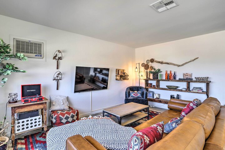 Indie-eclectic Desert Home w / Hot Tub + Patio
