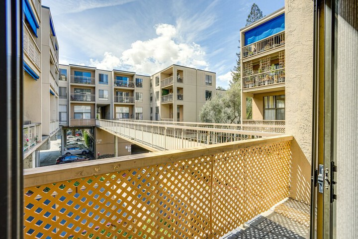 Tranquil Walnut Creek Condo w / Community Amenities