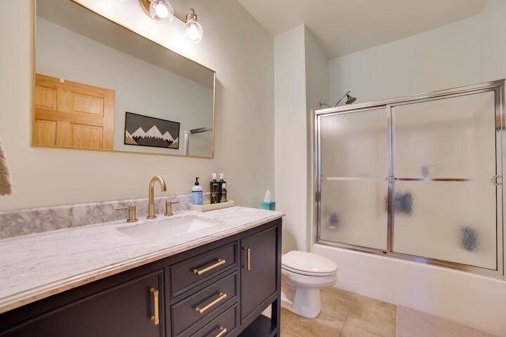 Modern Bellaire Condo: Pool Access Near Skiing!