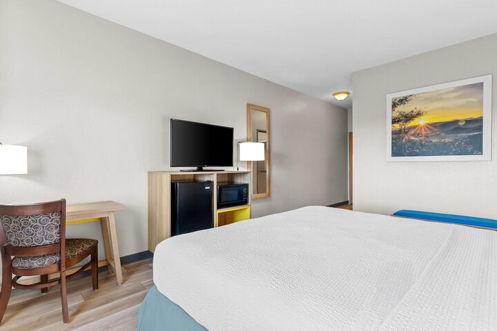 Days Inn & Suites by Wyndham Castle Rock