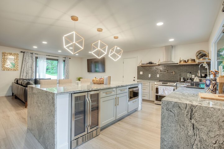 Spacious Riverfront Delaware Home w / Views
