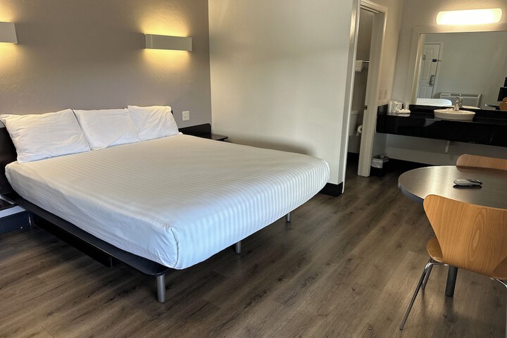 Room 52 of 87