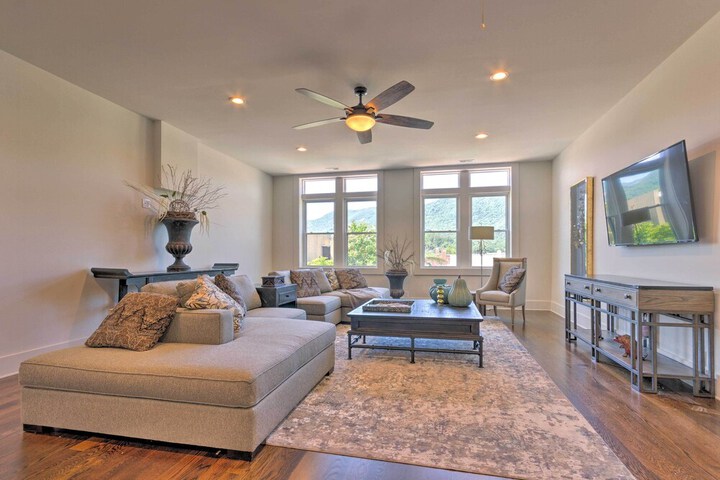 Modern Main St. Apt in Downtown Waynesville!