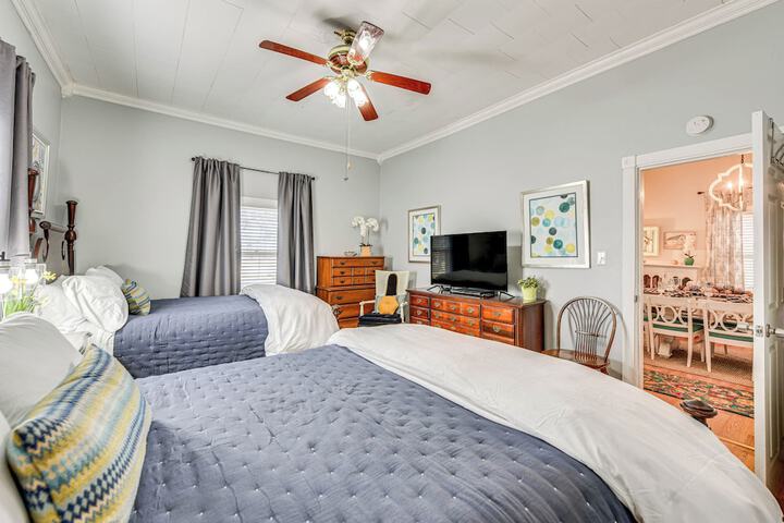 the Farmhouse in Fort Lawn w / Fire Pit & Deck!