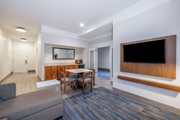 Room 17 of 46