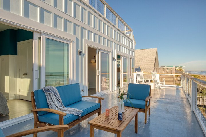 Oceans Eye by Avantstay Beach Front Home w / Roof Top Pool & Putting Green!