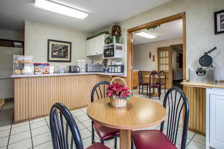 Econo Lodge Inn & Suites