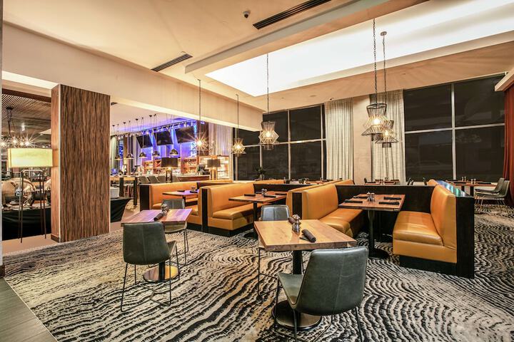Lounge 41 of 53