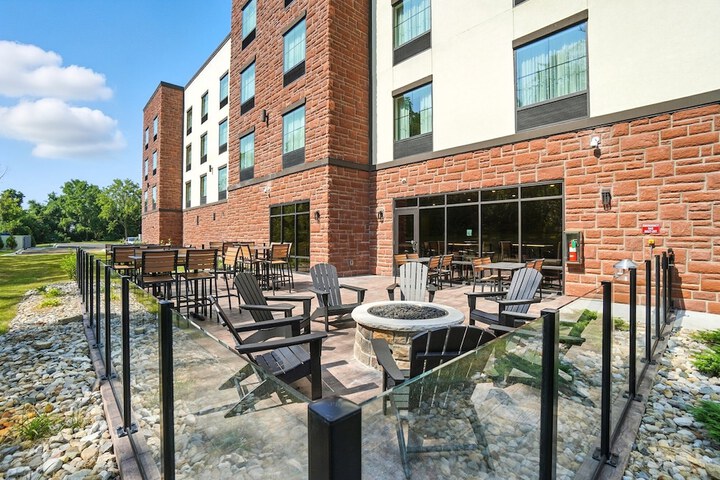 Cobblestone Hotel & Suites-Bellefontaine