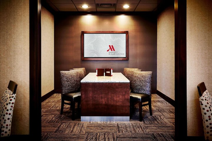 Lounge 44 of 59