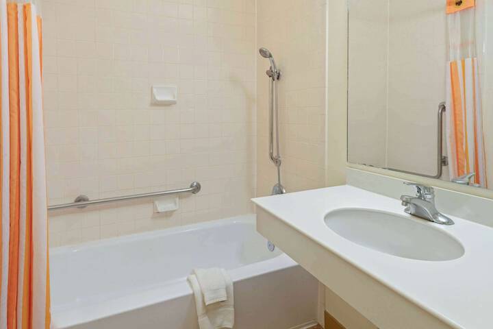 Room 8 of 28