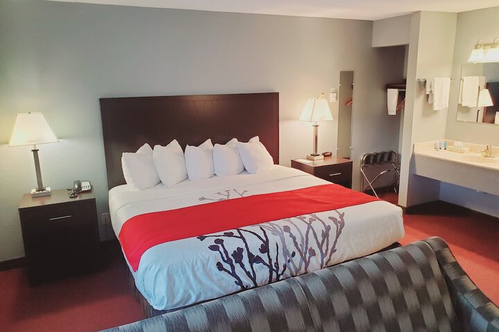 Blackstone Lodge & Suites