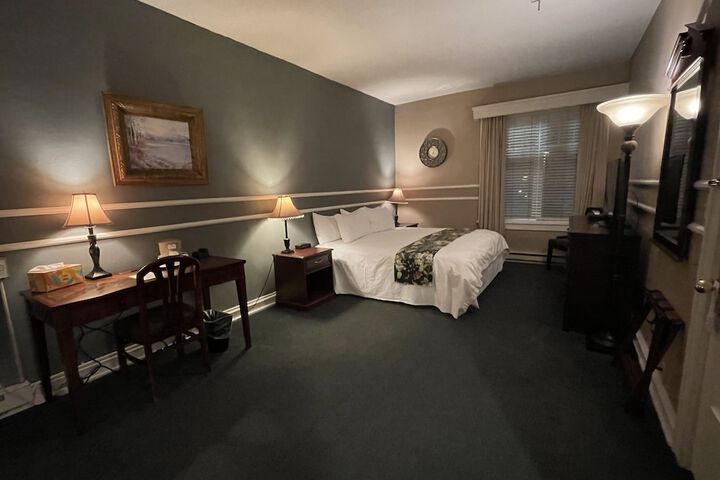Room 11 of 32